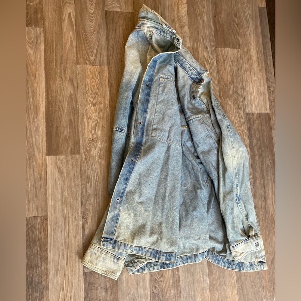 Men's Medium No Boundaries
Jean jacket.
